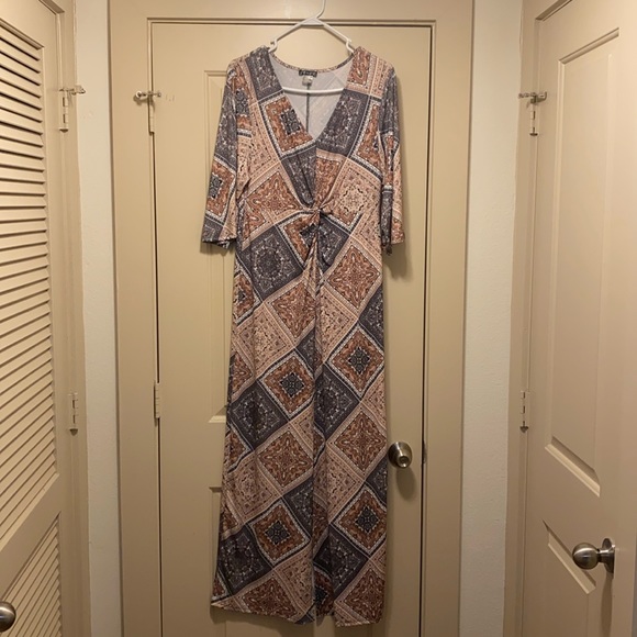 VENUS Dresses & Skirts - NWOT size medium gorgeous Venus dress!  Split in the front!